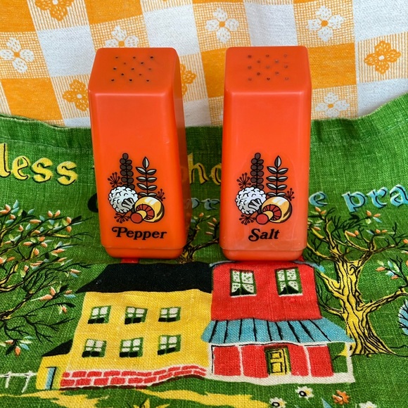 Vintage/Retro/MCM Plastic Salt & Pepper With Cloth 1974 Calendar Hand Towel - Picture 3 of 12